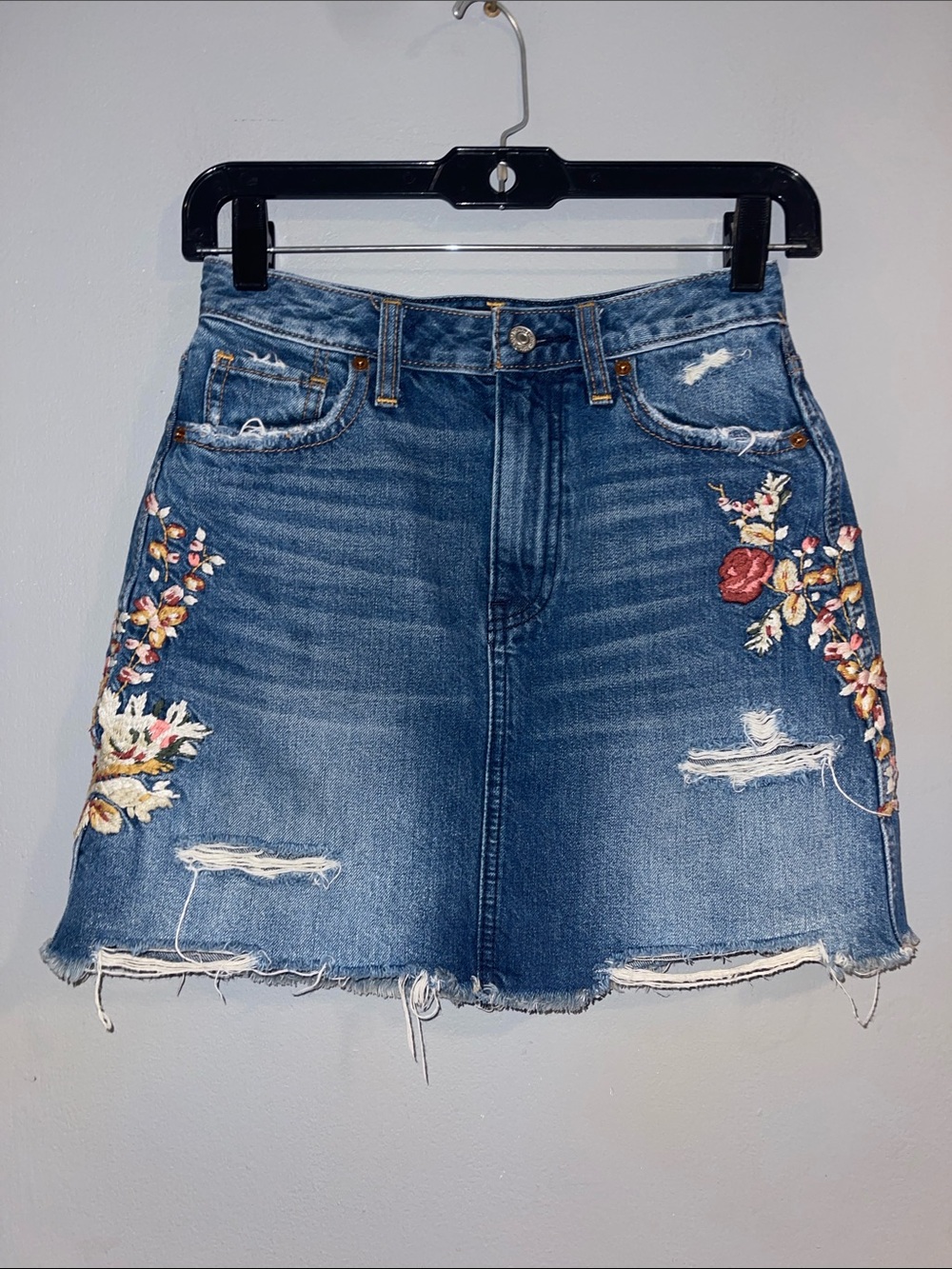 Abercrombie & Fitch Floral Embroidered Denim Mini Skirt Size 24 - Picture 1 of 6